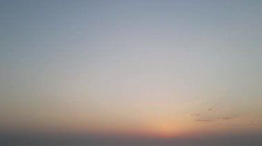 Zaman çizelgesi, bulutların arasından gün doğumu sisi. Boşluğu kopyala.