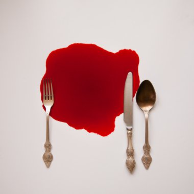 bir kan gölü içinde çatal bıçak takımı