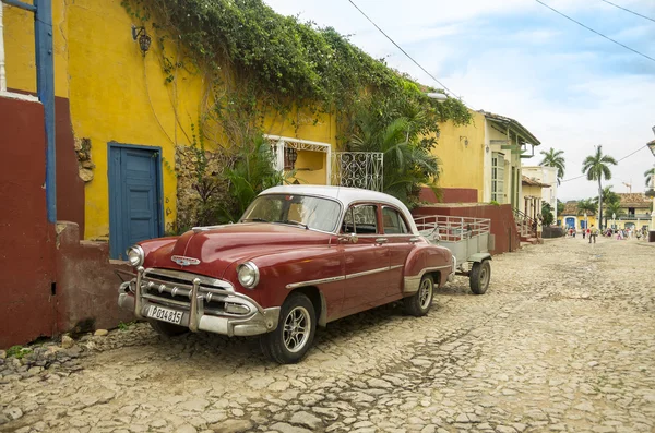 Gamla klassiska bil i Trinidad, Kuba — Stockfoto