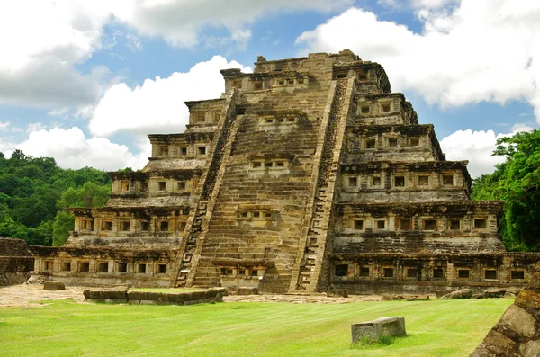 Pirámide de los Nichos de El Tajín Fotos de stock