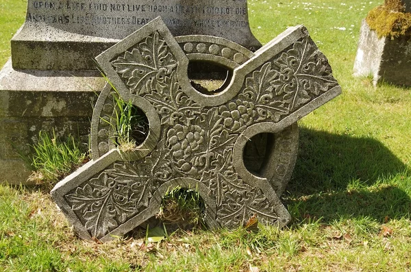 Cementerio caído roto cruz celta — Foto de Stock