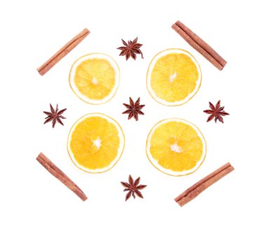 Kış baharat ve turuncu kompozisyon üzerinde beyaz izole