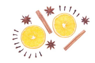 Kış baharat ve turuncu kompozisyon üzerinde beyaz izole