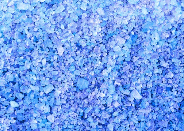 Кристаллы соли для ванн с голубой водой — стоковое фото