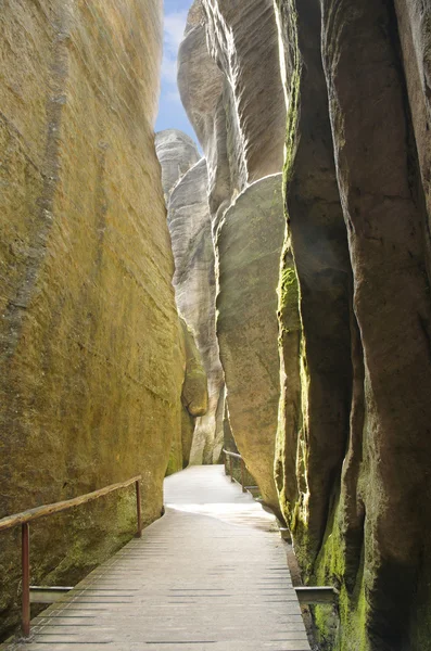 Étroit sentier à Skalne Mesto Adrspach République tchèque — Photo