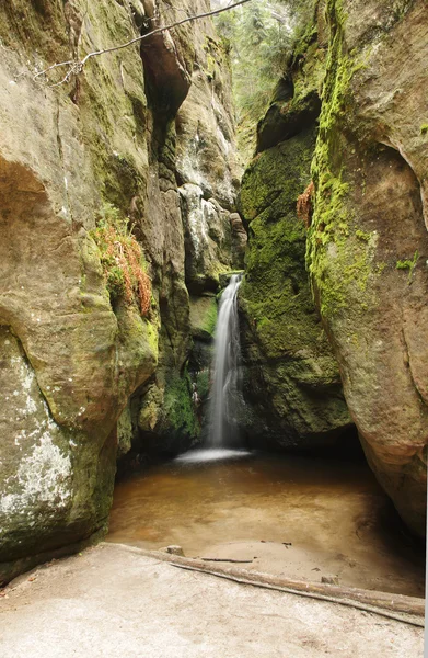 Malý vodopád v skalne město Adršpach Česká republika — Stock fotografie
