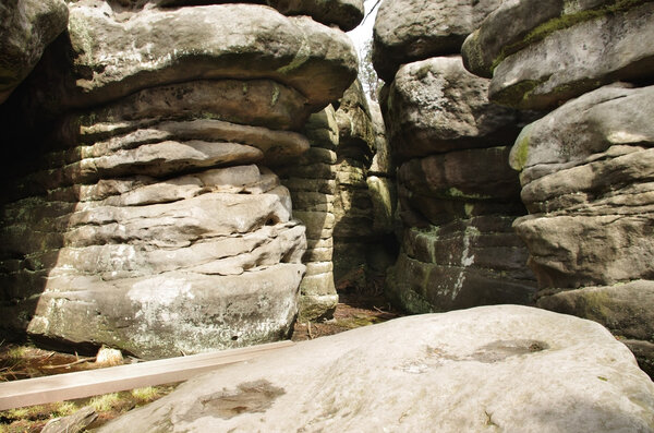 узкий путь в Бледене Скалы в Горе Столове Польша
