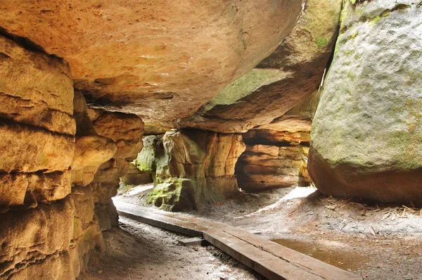 Narrow path in Bledne Skaly in Gory Stolowe Polska Poland — Stock Photo, Image