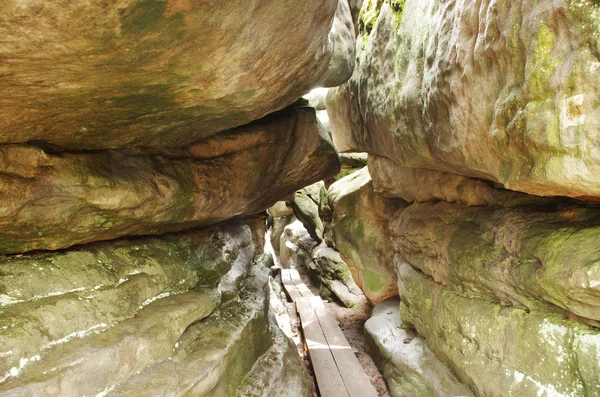 Narrow path in Bledne Skaly in Gory Stolowe Polska Poland — Stock Photo, Image