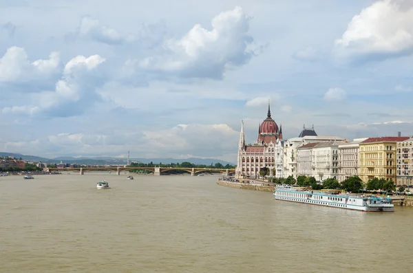 Barges on the Danube river in Budapest — Stock Photo, Image