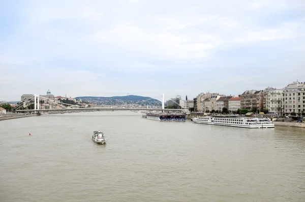 Barge on the Danube river in Budapest — Stock Photo, Image