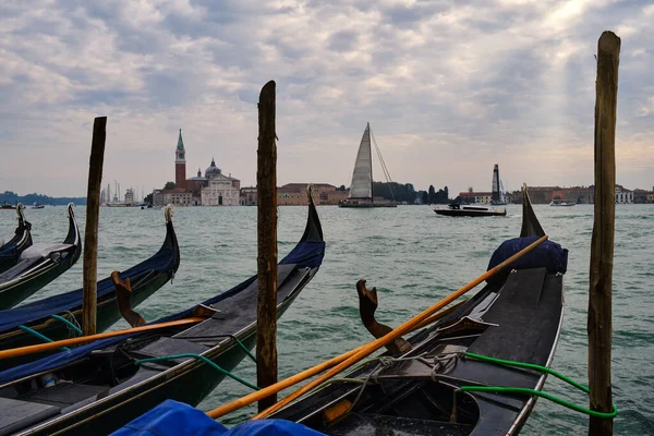 Obrázek Grand Canal Několik Gondoly Benátkách Ostrovem San Giorgio Maggiore — Stock fotografie