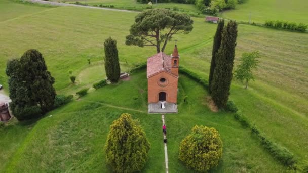 Drone Veduta Della Coppia Appena Sposata Presso Chiesa Rossa Pomelasca — Video Stock