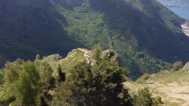 Yüksek Tepelerden Lecco Gölü Manzarasına Hayran Genç Bir Çiftin Drone — Stok video