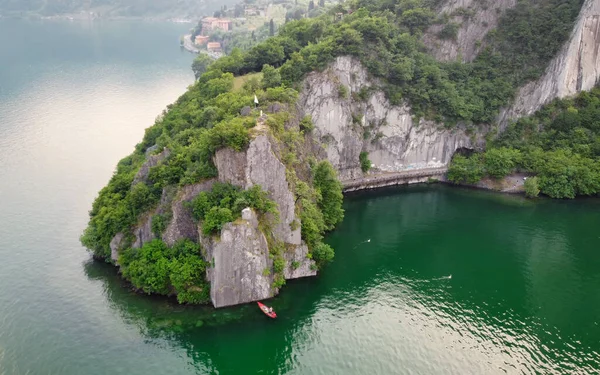 Bogn geçidi - Iseo Gölü, Lombardy, İtalya. Dikey kayaların göle doğru süzüldüğü anlamlı bir körfez.