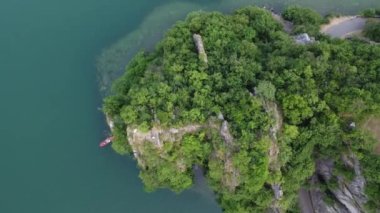 Bogn, Lombardy, İtalya 'nın Iseo Gölü' ndeki uçurum ve uçurumların insansız hava aracı görüntüsü. Dikey kayaların göle doğru süzüldüğü anlamlı bir körfez.
