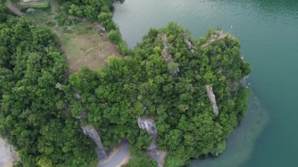 俯瞰意大利伦巴第伊塞湖波格恩风景区的峡谷和悬崖 一个暗示性的海湾 在那里垂直的岩石悬垂在湖中 — 图库视频影像