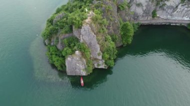 Bogn, Lombardy, İtalya 'nın Iseo Gölü' ndeki uçurum ve uçurumların insansız hava aracı görüntüsü. Dikey kayaların göle doğru süzüldüğü anlamlı bir körfez.