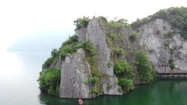 Bogn, Lombardy, İtalya 'nın Iseo Gölü' ndeki uçurum ve uçurumların insansız hava aracı görüntüsü. Dikey kayaların göle doğru süzüldüğü anlamlı bir körfez.