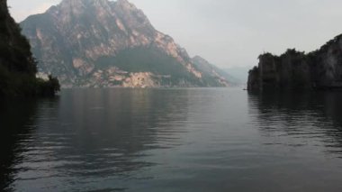 Bogn, Lombardy, İtalya 'daki Iseo Gölü' nün alçak manzarası ve uçurumları. Dikey kayaların göle doğru süzüldüğü anlamlı bir körfez.