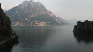 Bogn, Lombardy, İtalya 'nın Iseo Gölü' ndeki uçurum ve uçurumların insansız hava aracı görüntüsü. Dikey kayaların göle doğru süzüldüğü anlamlı bir körfez.