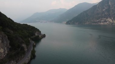 Bogn, Lombardy, İtalya 'nın Iseo Gölü' ndeki uçurum ve uçurumların insansız hava aracı görüntüsü. Dikey kayaların göle doğru süzüldüğü anlamlı bir körfez.
