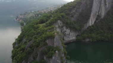 Bogn, Lombardy, İtalya 'nın Iseo Gölü' ndeki uçurum ve uçurumların insansız hava aracı görüntüsü. Dikey kayaların göle doğru süzüldüğü anlamlı bir körfez.