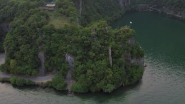 Bogn, Lombardy, İtalya 'nın Iseo Gölü' ndeki uçurum ve uçurumların insansız hava aracı görüntüsü. Dikey kayaların göle doğru süzüldüğü anlamlı bir körfez.