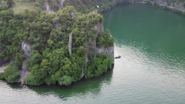 Drone Vista Del Barranco Acantilados Bogn Paisaje Del Lago Iseo — Vídeo de stock
