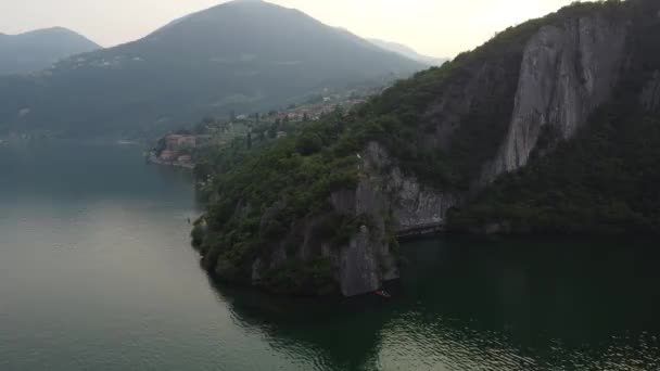 靠近意大利伦巴第伊塞湖波格恩风景区的峡谷和悬崖的无人机 一个暗示性的海湾 在那里垂直的岩石悬垂在湖中 — 图库视频影像