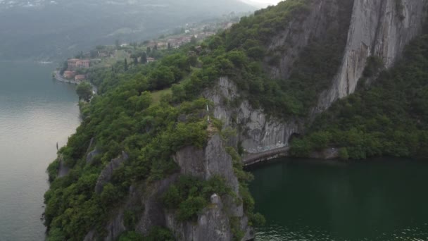 ボゴンの渓谷と崖のドローンビュー イセオ湖 ロンバルディア州 イタリアの風景です 垂直方向の岩が湖に張り出して — ストック動画