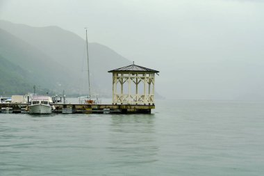 Gölde yağmurlu bir gün, çöl iskelesi. Iseo Gölü, Lombardiya, İtalya