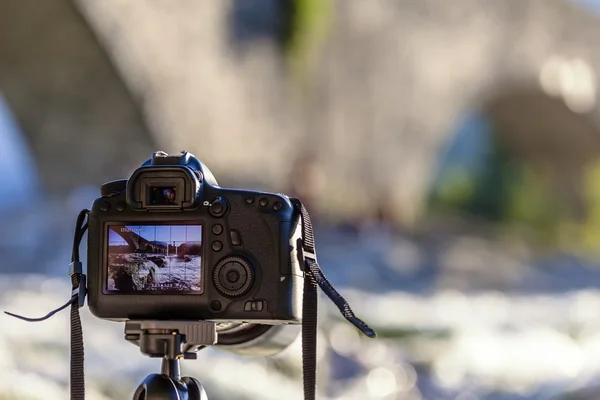 Bir Dslr fotoğraf makinesi ile fotoğraf çekme