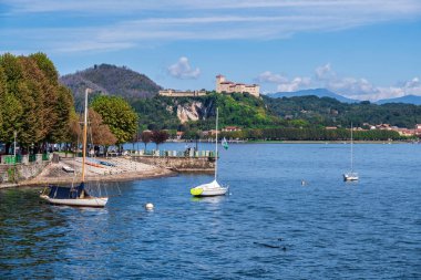 Stresa, Arona ve Maggiore Gölü 'nün panoramik manzarası, Piedmont, İtalya. Dağları, villaları ve adaları olan şık bir göl kenti - seyahat, turizm ve yaşam tarzı görselleri için ideal.