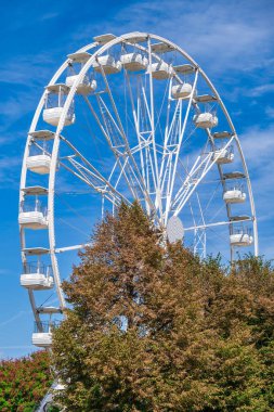 Stresa, Arona ve Maggiore Gölü 'nün panoramik manzarası, Piedmont, İtalya. Dağları, villaları ve adaları olan şık bir göl kenti - seyahat, turizm ve yaşam tarzı görselleri için ideal.