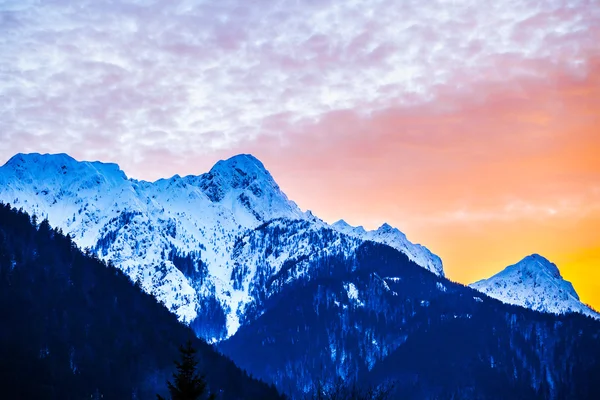 Montanhas de inverno ao pôr do sol — Fotografia de Stock