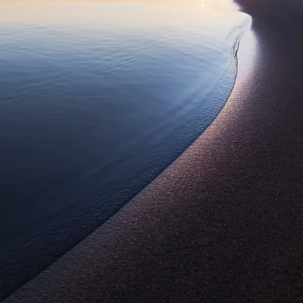 Onun karşısında sahiptir