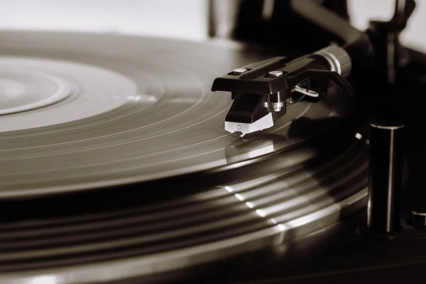 Vinil kayıtları oynamaya uzun