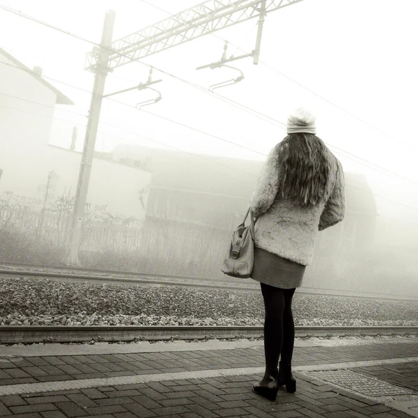 Girl waiting the train — Stock Photo, Image
