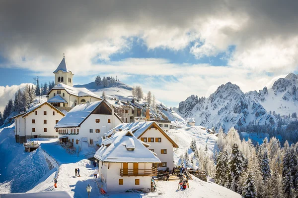 Podivné město umístěné na vrcholu Mt. Lussari — Stock fotografie