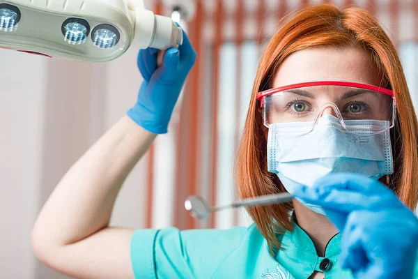 Ritratto Giovane Medico Donna Dentista Contiene Uno Specchio Vista Una — Foto Stock