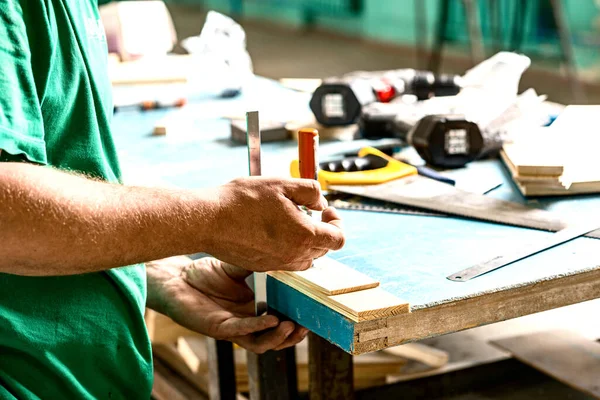 Man Green Shirt Tightens Clamp Table Clamps Wood Products — Stock Photo, Image