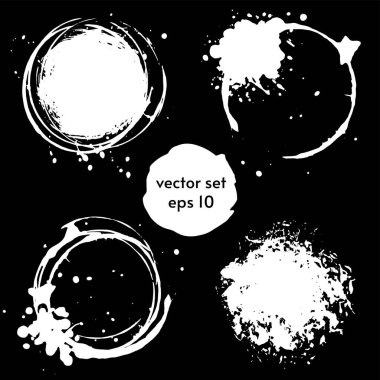 Şeffaf bir arkaplanda izole edilmiş halkalar şeklinde içki lekeleri. Yaratıcı dekorasyon için soyut öğeler.