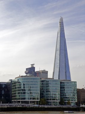 Shard, cam parçası olarak da anılır.