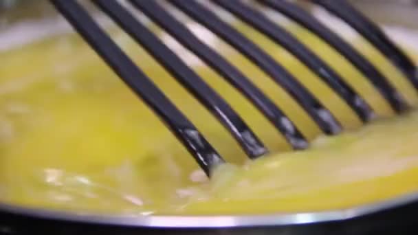 Video spatula stirring sauce — Stock Video