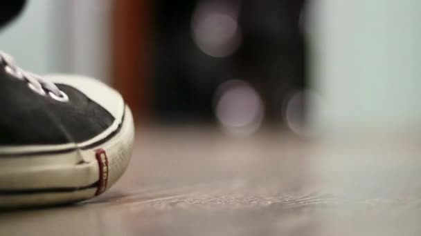 Chaussure passant devant la caméra 