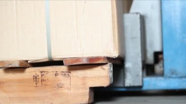Clouse yukarı empilhadeira levantando caixa