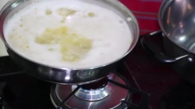 Panela com água fervendo