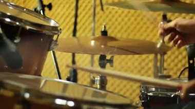 Çılgınca oynayan enstrüman