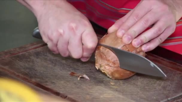 Chef cortando una cebolla con un cuchillo — Vídeo de stock